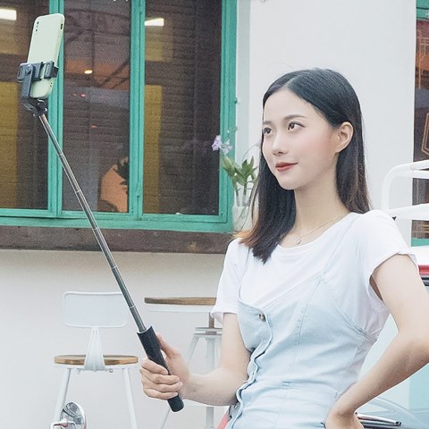 Selfie stick teleskopowy z pilotem stojak tripod na telefon 0.7m - czarny Selfie stick teleskopowy z pilotem stojak tripod na telefon 0.7m - czarny
