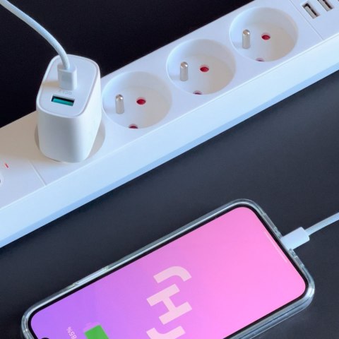 Szybka ładowarka sieciowa USB-A QC3.0 / USB-C PD 20W - biała Szybka ładowarka sieciowa USB-A QC3.0 / USB-C PD 20W - biała