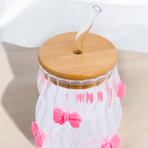 Szklanka, różowe kokardki z rurką i bambusową pokrywką 450 ml - SZK95 Szklanka, różowe kokardki z rurką i bambusową pokrywką 450 ml - SZK95