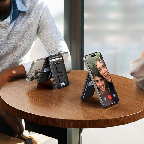 Portfel na karty Magnetic Wallet MagSafe z podstawką i uchwytem na palec - czarny Portfel na karty Magnetic Wallet MagSafe z podstawką i uchwytem na palec - czarny