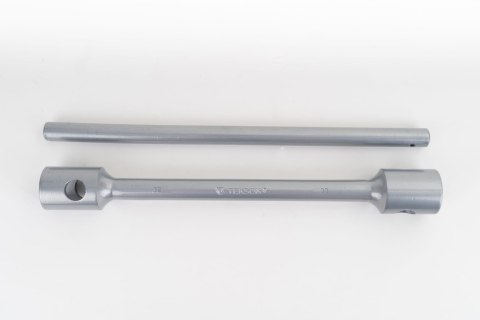 Klucz Do Kół Dwustronny 32/33mm, L=395mm Z Przetyczką Klucz Do Kół Dwustronny 32/33mm, L=395mm Z Przetyczką