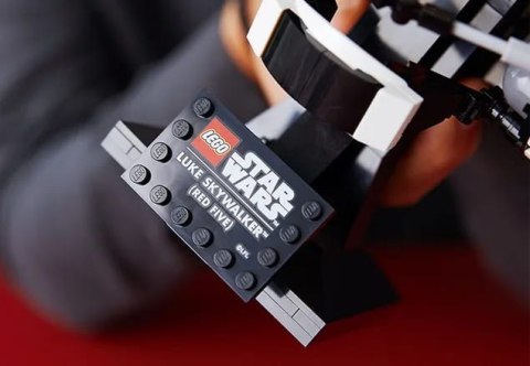75327 - LEGO Star Wars - Hełm Luke'a Skywalkera™ - Czerwony Pięć 75327 - LEGO Star Wars - Hełm Luke'a Skywalkera™ - Czerwony Pięć