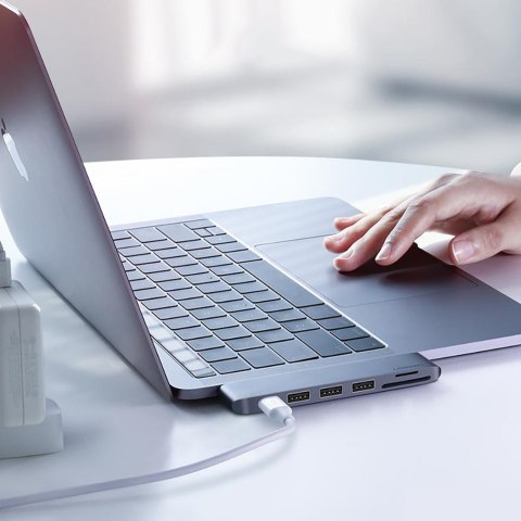 Adapter HUB do MacBook Pro / Air 2x USB-C na 3x USB 3.0 / TF / SD / USB-C - szary Adapter HUB do MacBook Pro / Air 2x USB-C na 3x USB 3.0 / TF / SD / USB-C - szary