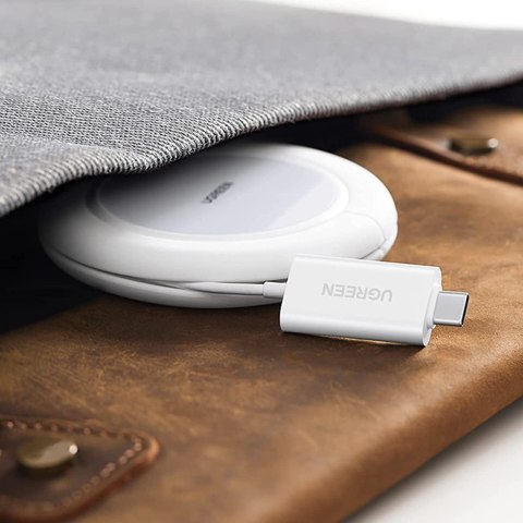 Ładowarka bezprzewodowa Qi 15W z silikonowym etui kompatybilna z MagSafe biały Ładowarka bezprzewodowa Qi 15W z silikonowym etui kompatybilna z MagSafe biały