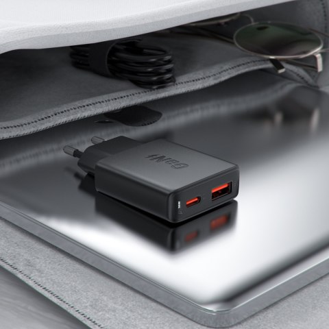 Mała płaska ładowarka sieciowa GaN PD 30W USB-A USB-C czarna Mała płaska ładowarka sieciowa GaN PD 30W USB-A USB-C czarna