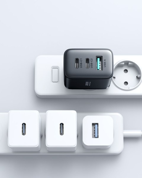 Szybka ładowarka sieciowa 2x USB-C / 1x USB-A 32W czarna Szybka ładowarka sieciowa 2x USB-C / 1x USB-A 32W czarna